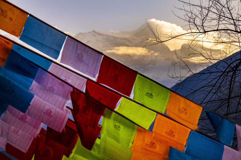 南迦巴瓦峰下的经幡飘扬图片