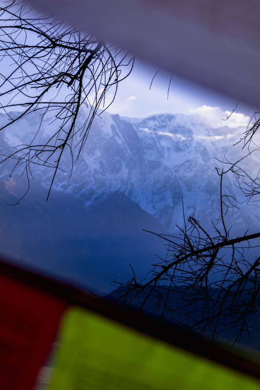 经幡雪山成一景图片