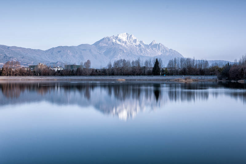 湖面的玉龙雪山倒影图片