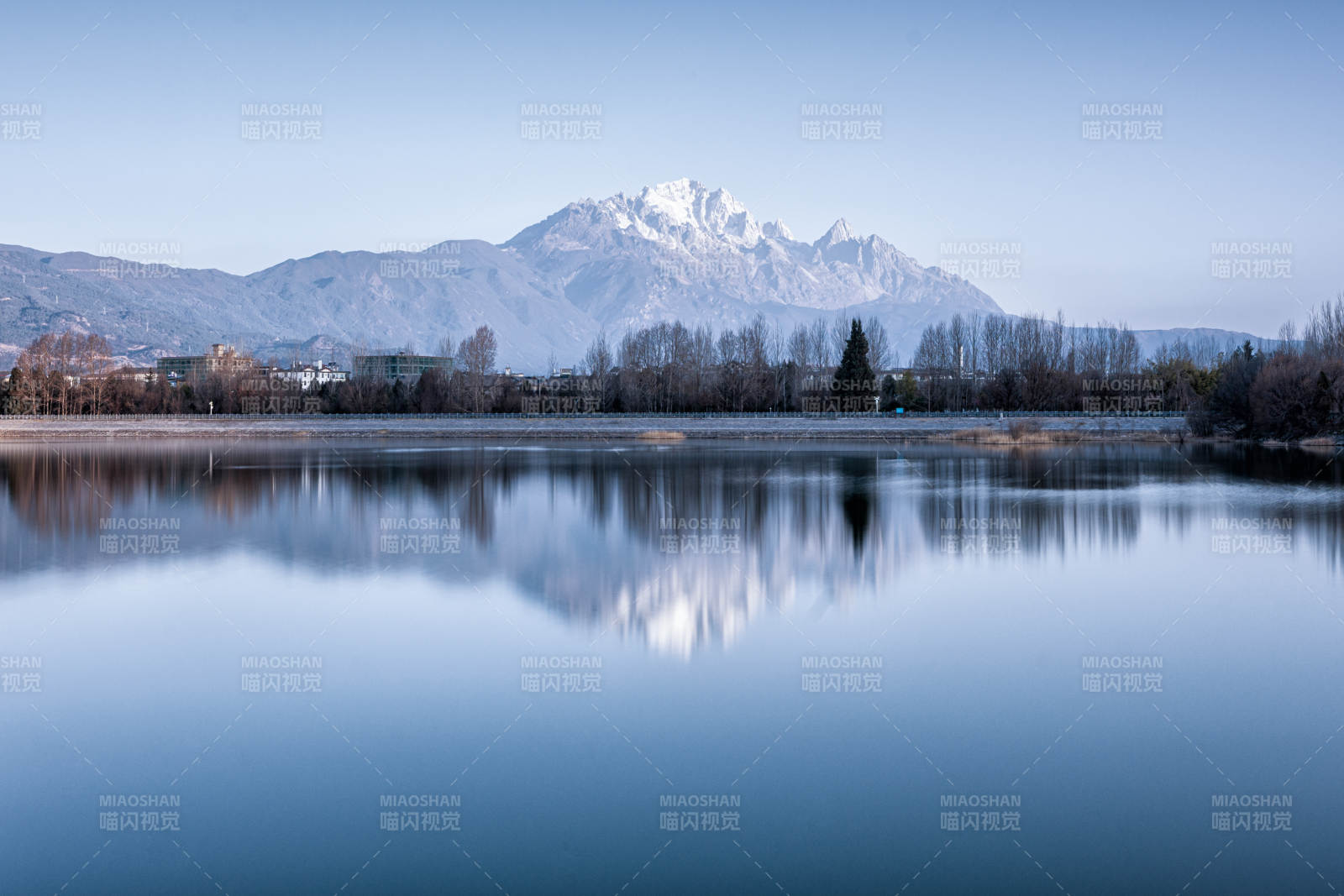 丽江玉龙雪山倒影图片