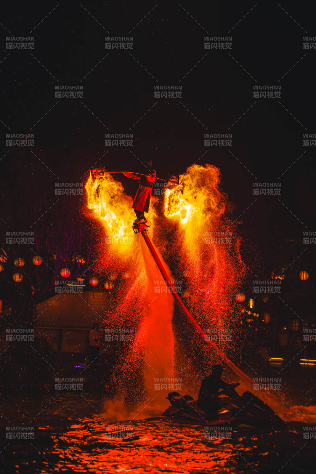 火舞夜空-清明上河园图片