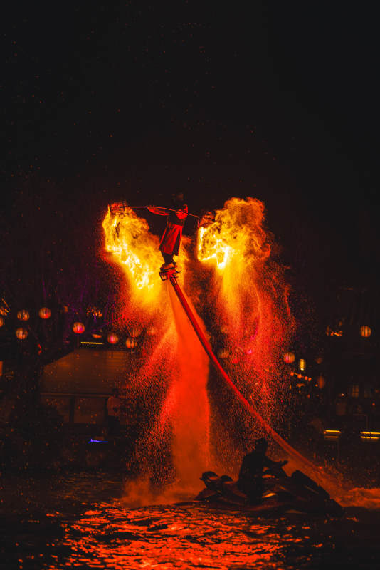 火舞夜空-清明上河园图片