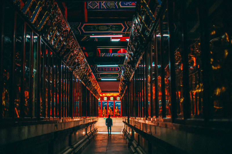 霓虹长廊尽头人影-归元寺图片