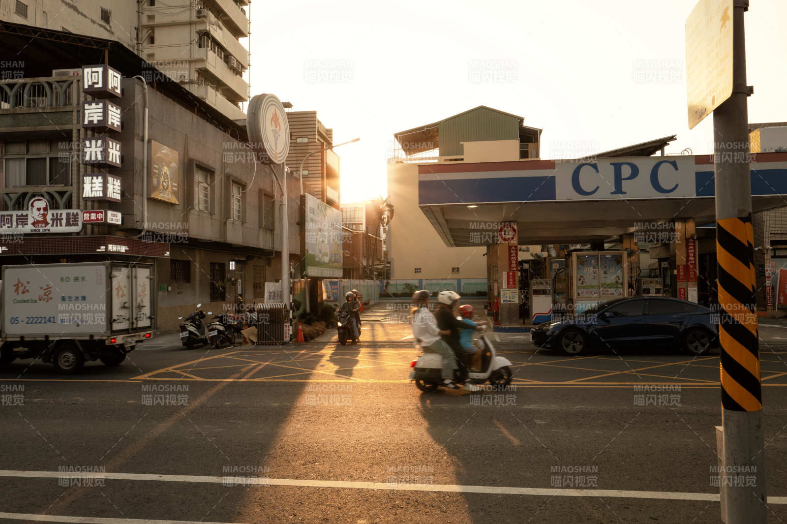 夕阳下的街景图片