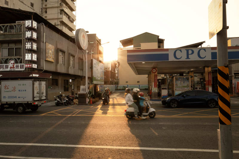 夕阳下的街景图片