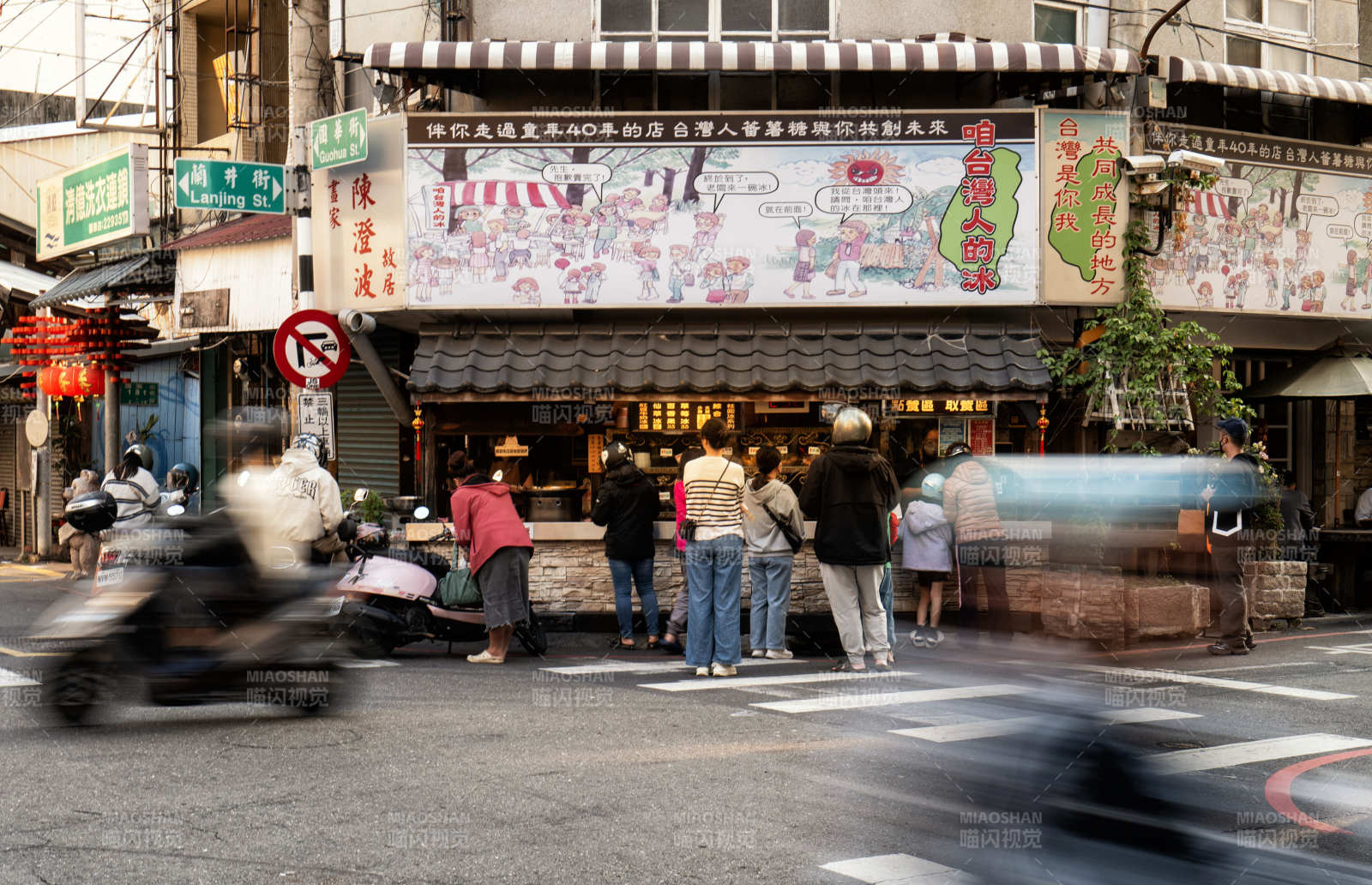 街边小吃摊前人潮图片