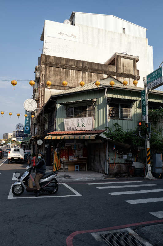 街角老店迎春风图片