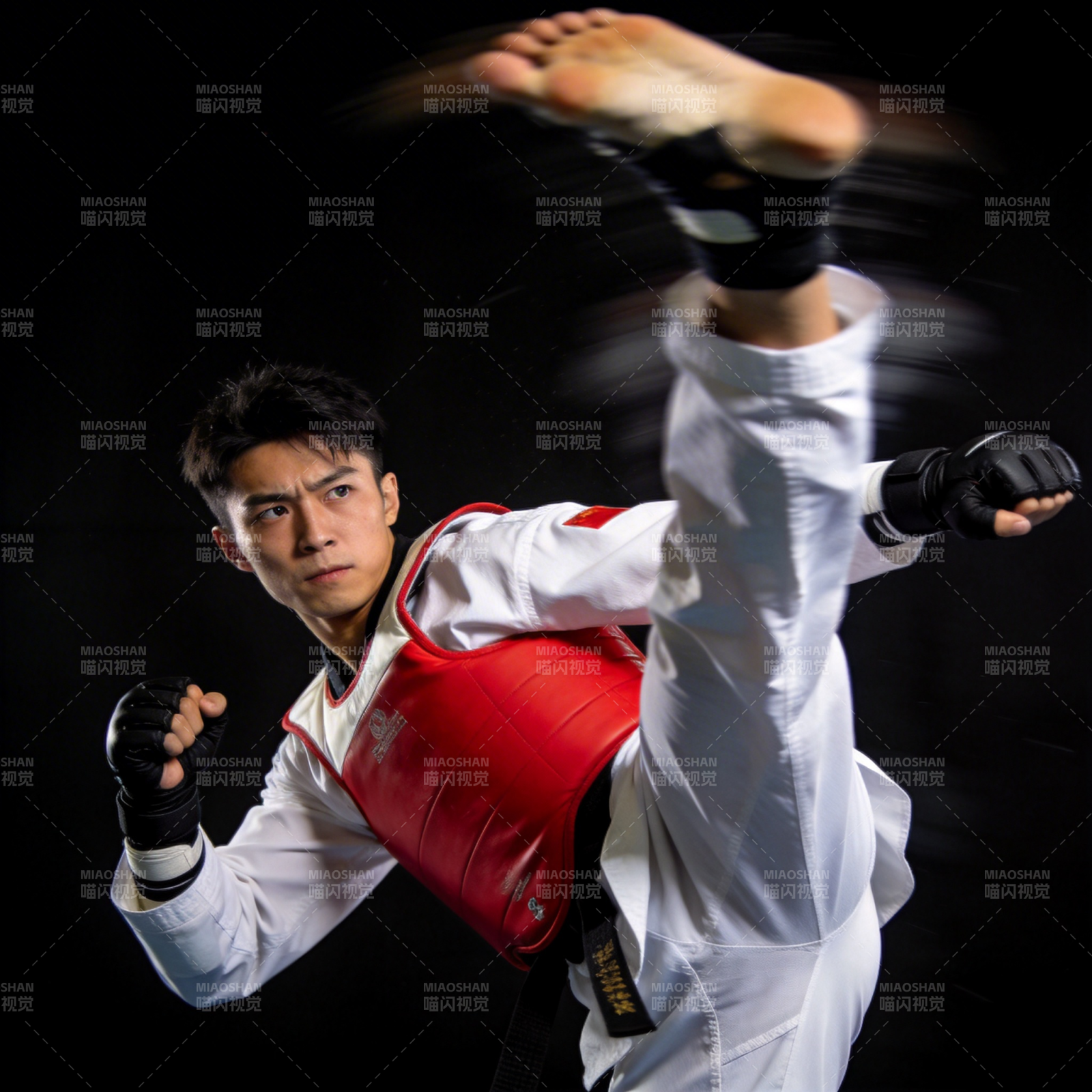 跆拳道高手踢击瞬间图片