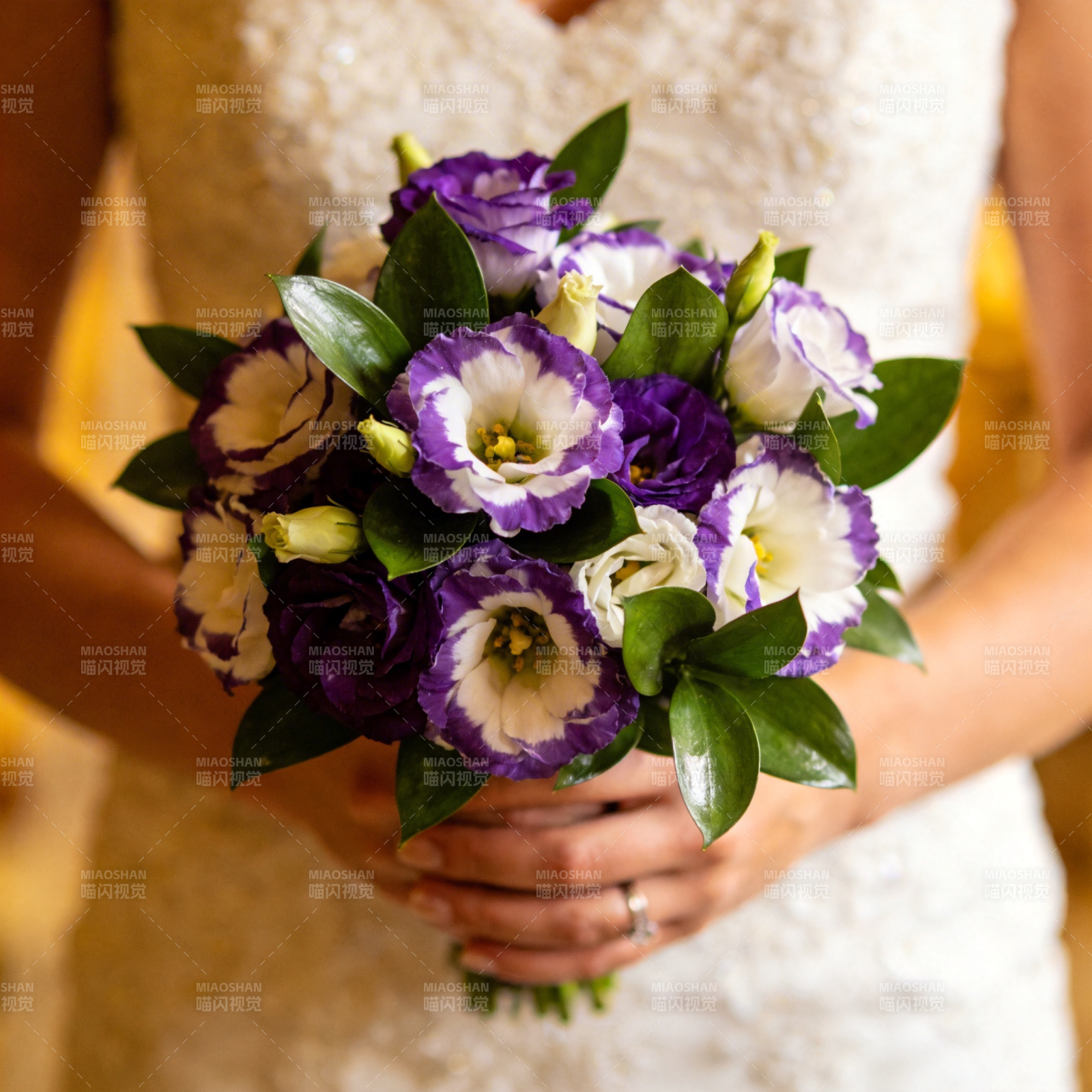 紫白花束新娘手捧图片