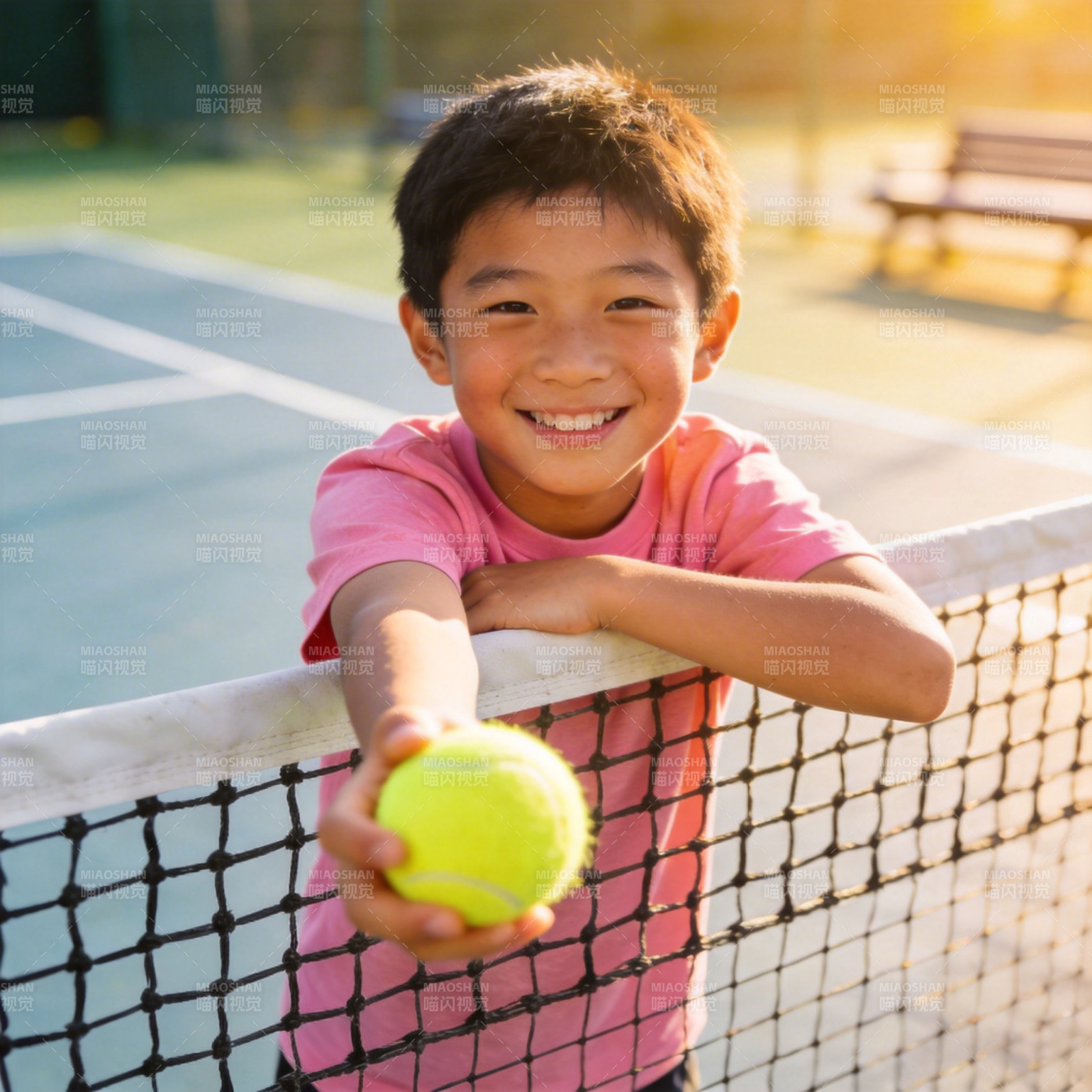 少年网球笑颜图片