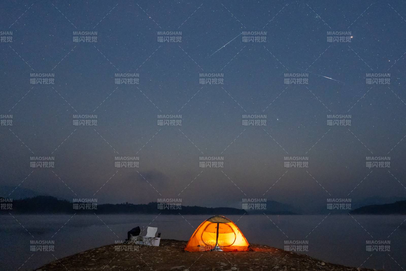 星空下的湖边露营夜景图片