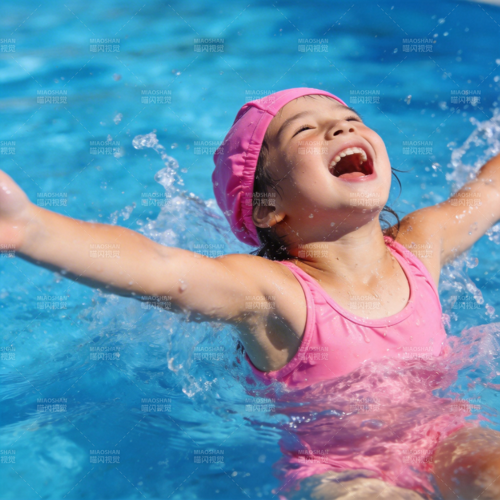 泳池欢笑小女孩图片