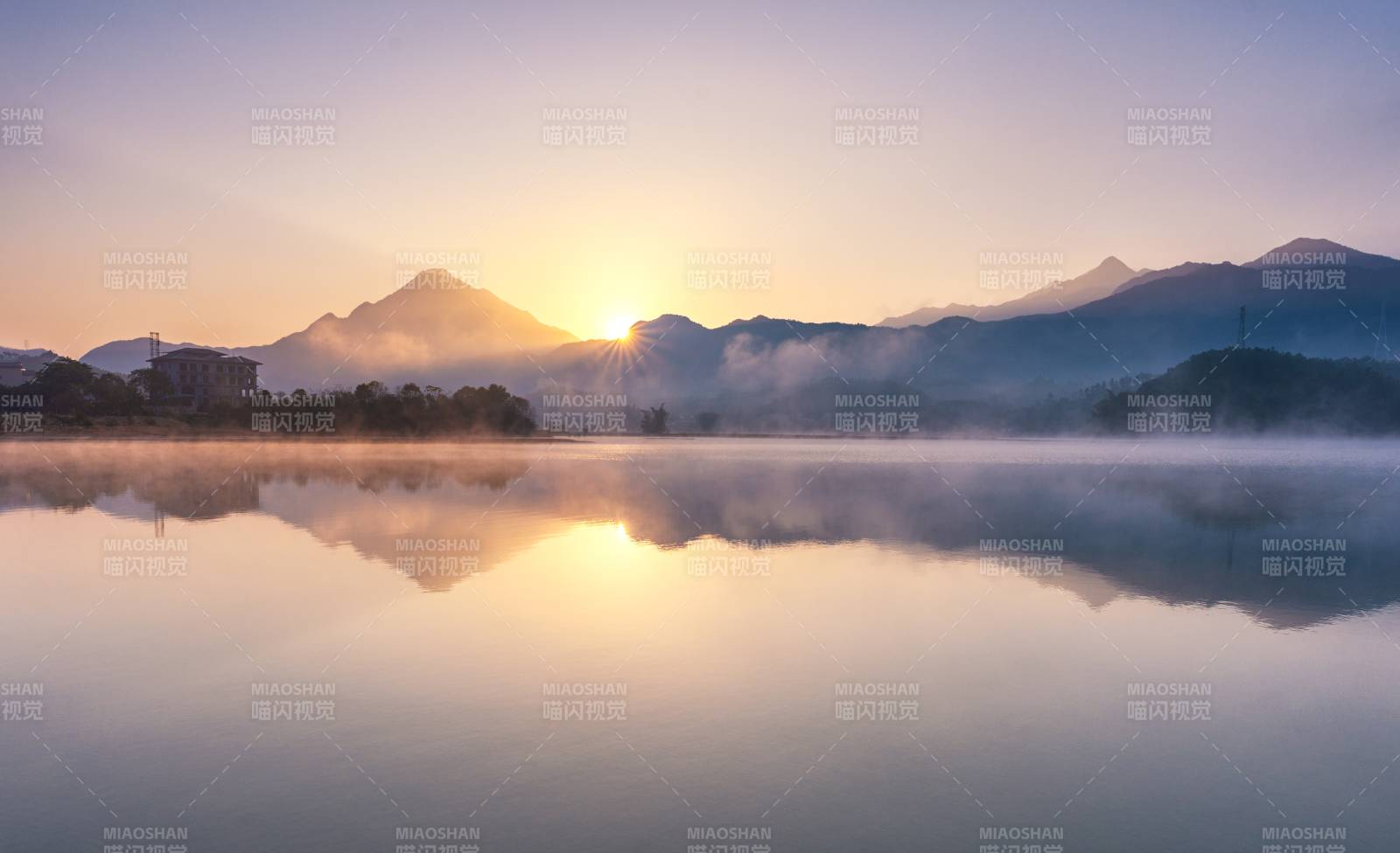 湖面日出晨雾及倒影图片