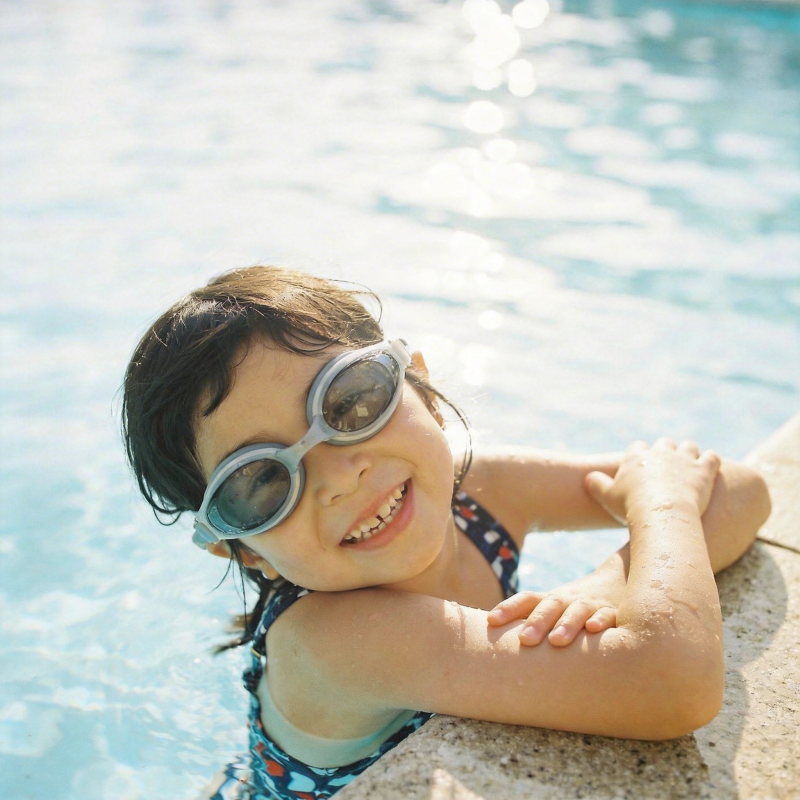 泳池里的快乐小天使图片