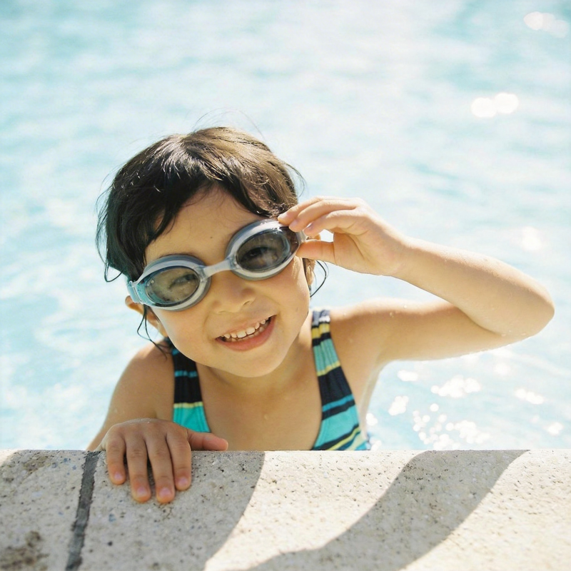 泳池边的快乐女孩图片
