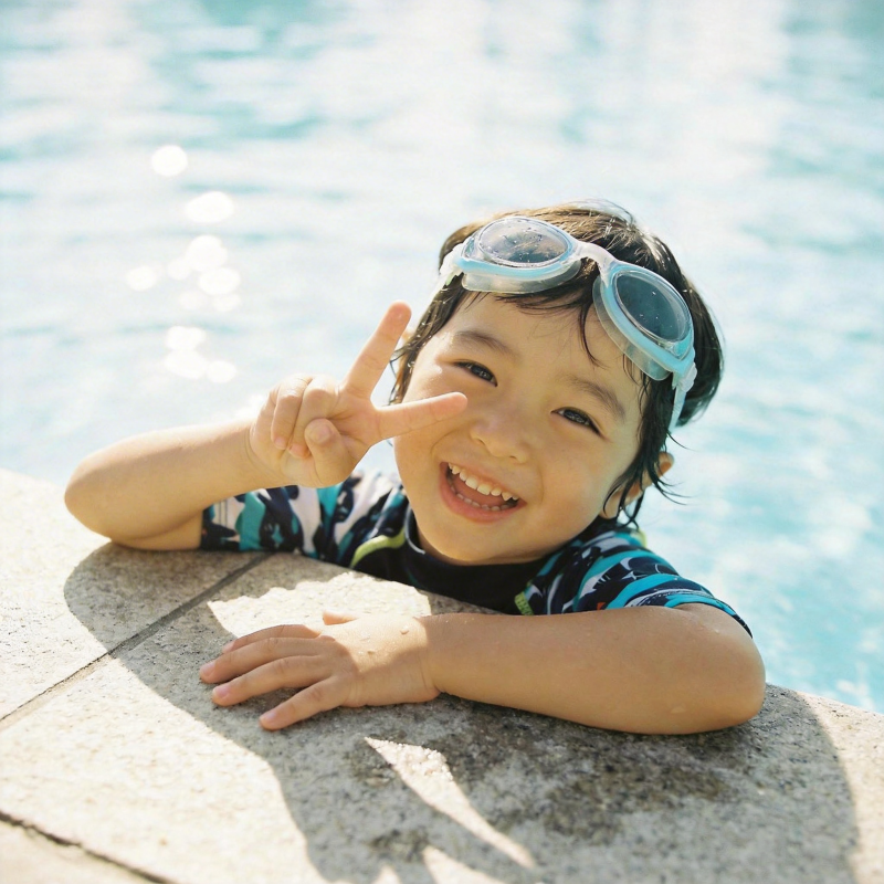 泳池边的快乐笑脸图片