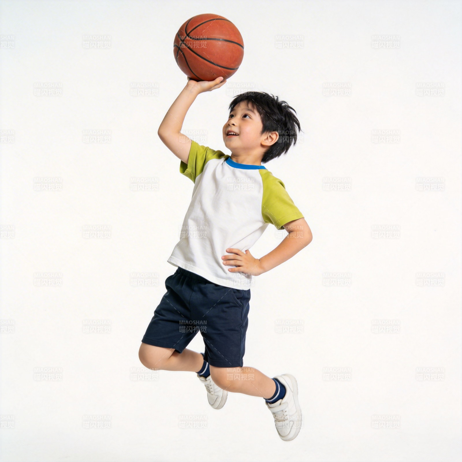 少年跃起投篮图片