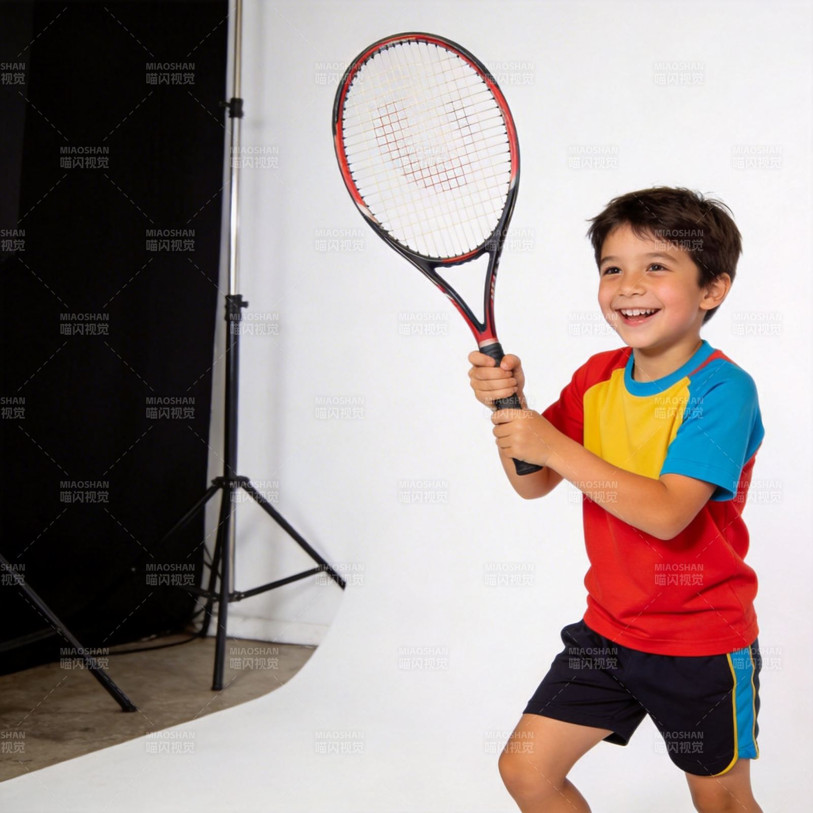 小球员挥拍微笑图片