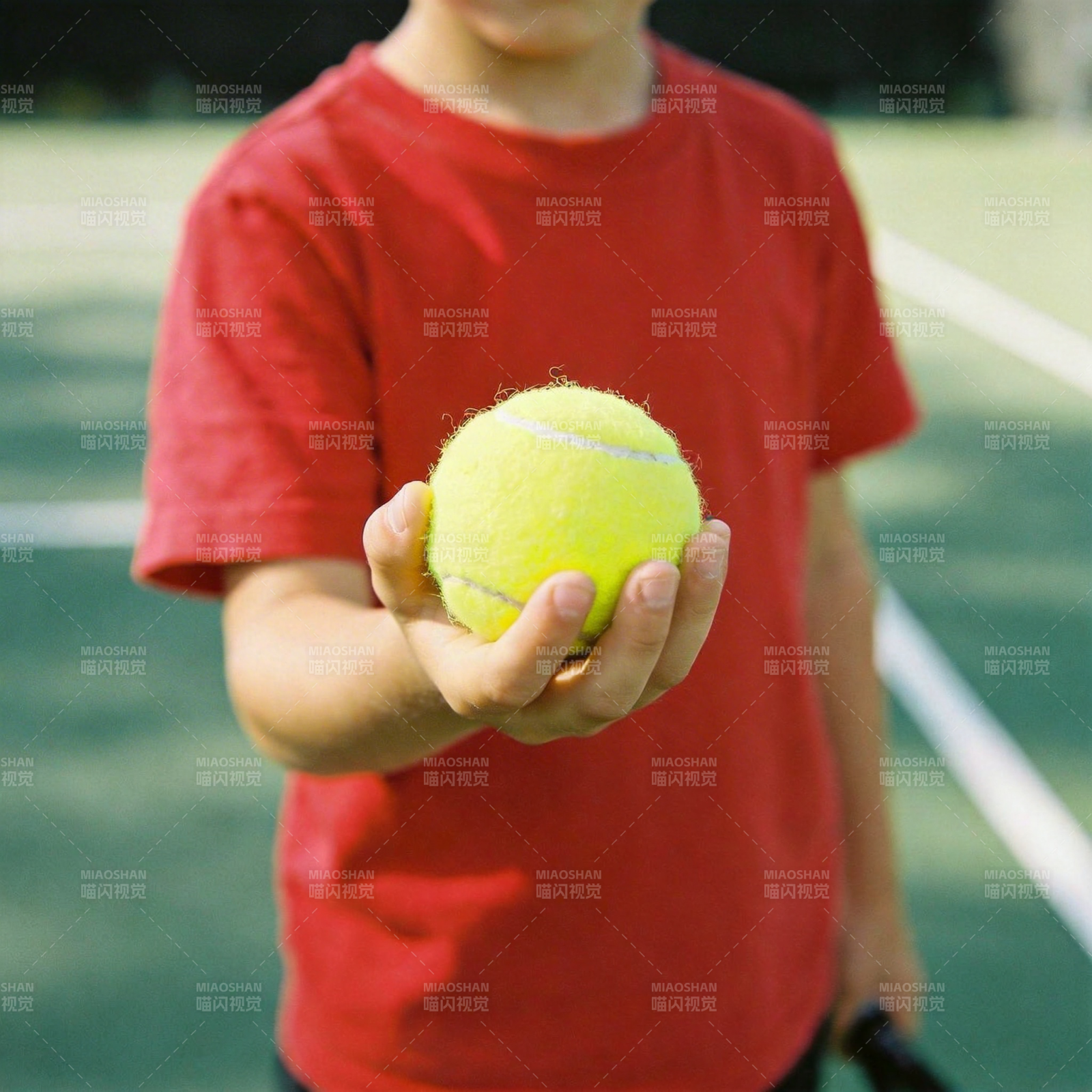 少年手握网球图片