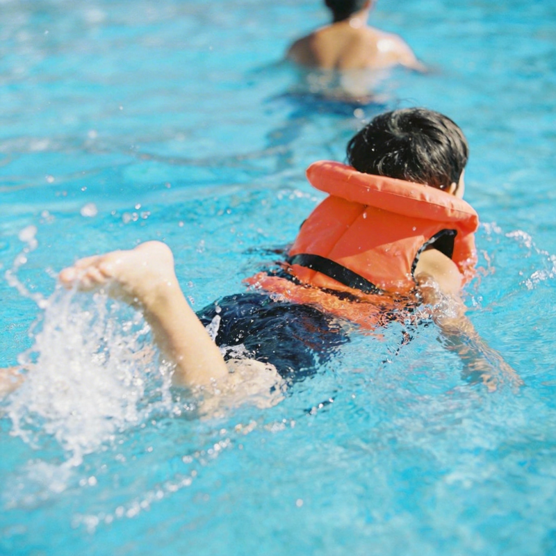 泳池嬉戏 安全第一图片