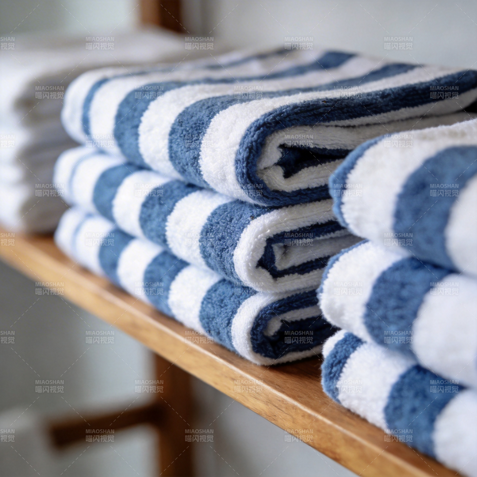 蓝白条纹毛巾叠放图片