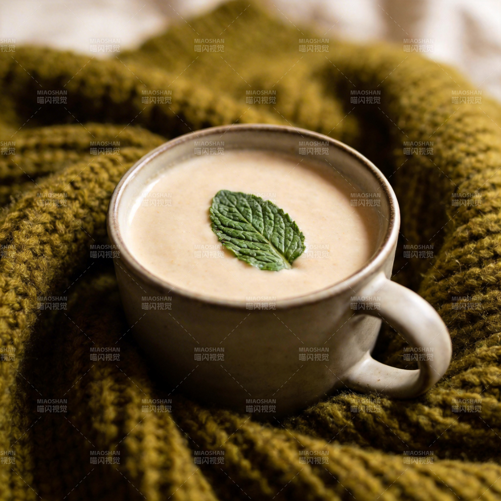 暖杯薄荷茶图片