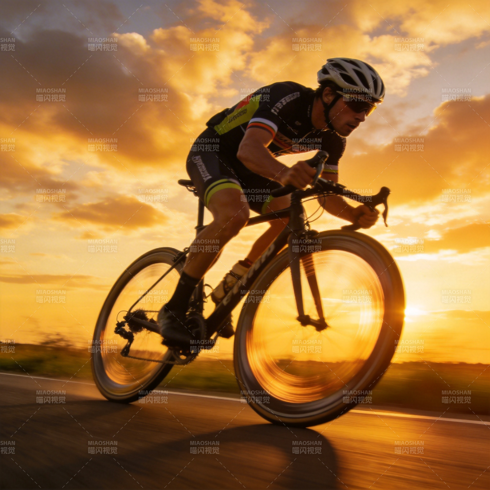 夕阳下的骑行者图片