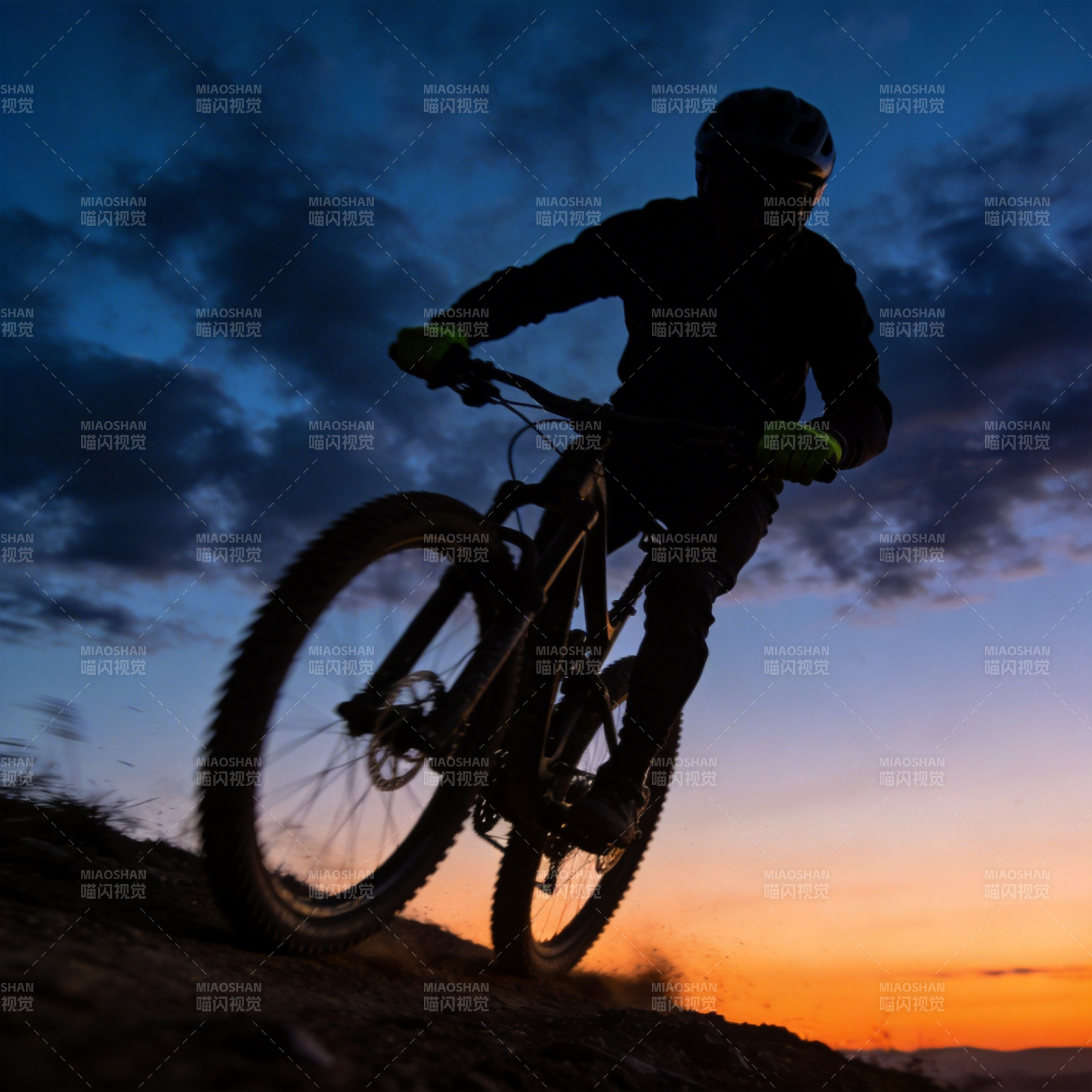 暮色骑行图片