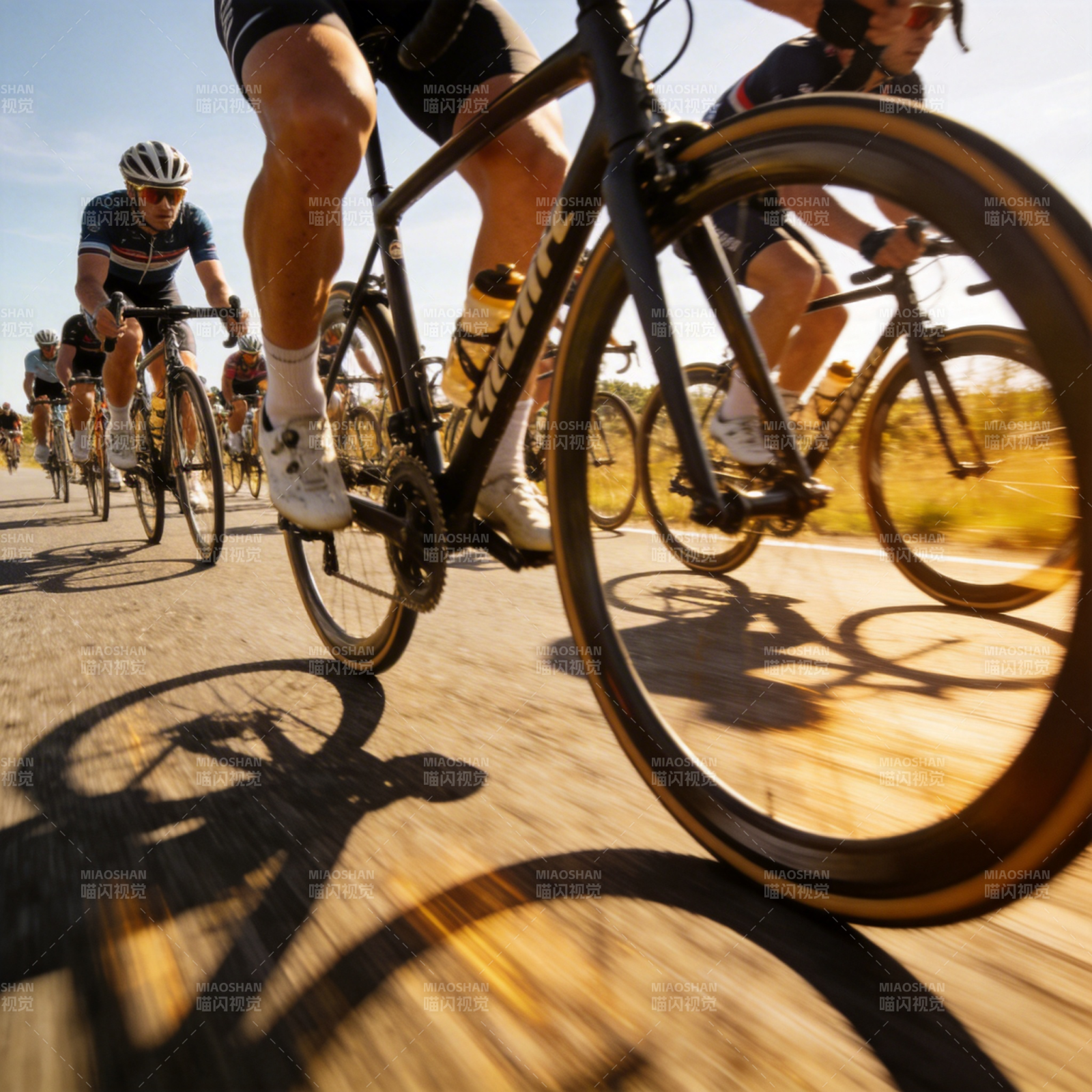 骑行竞速瞬间图片