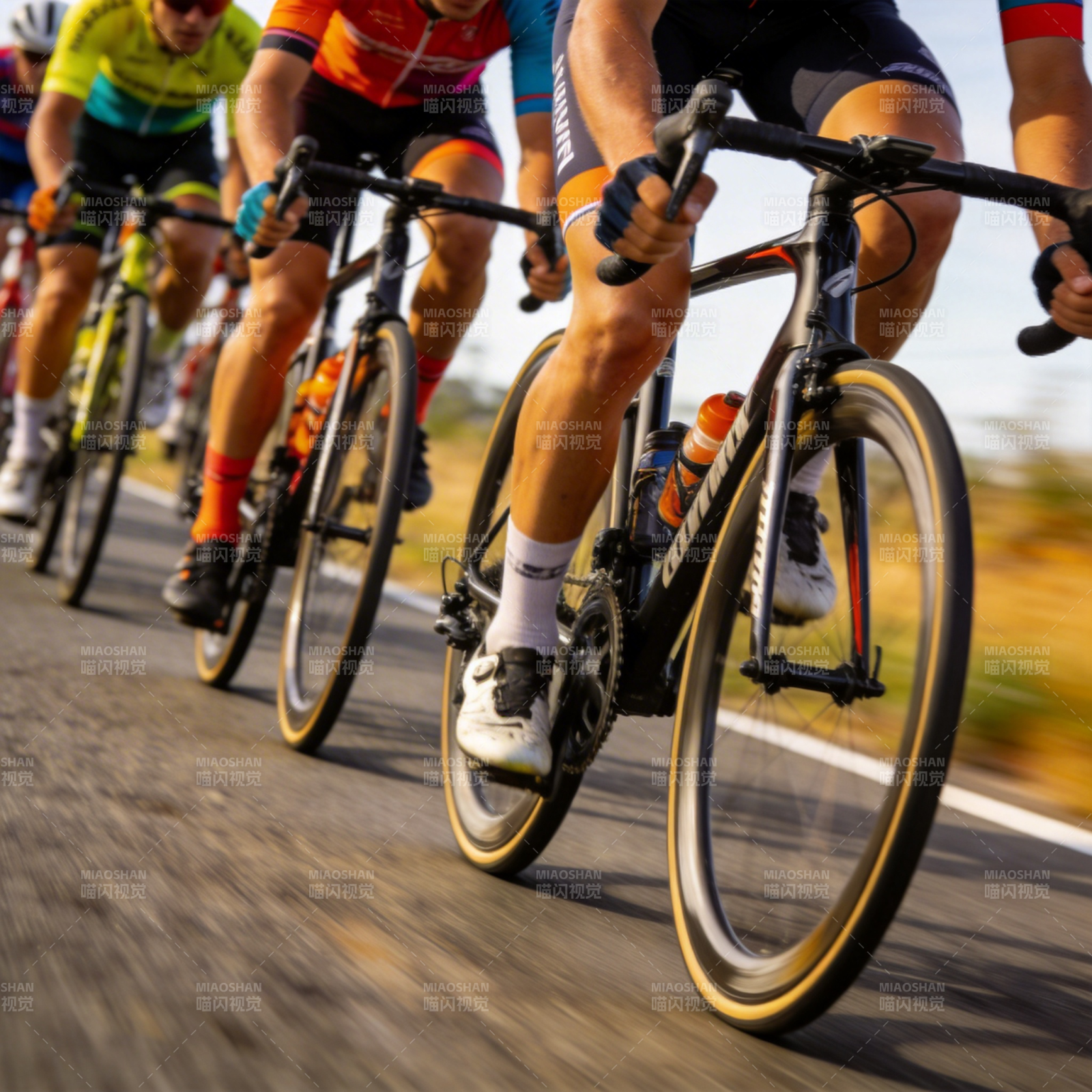 骑行竞速瞬间图片
