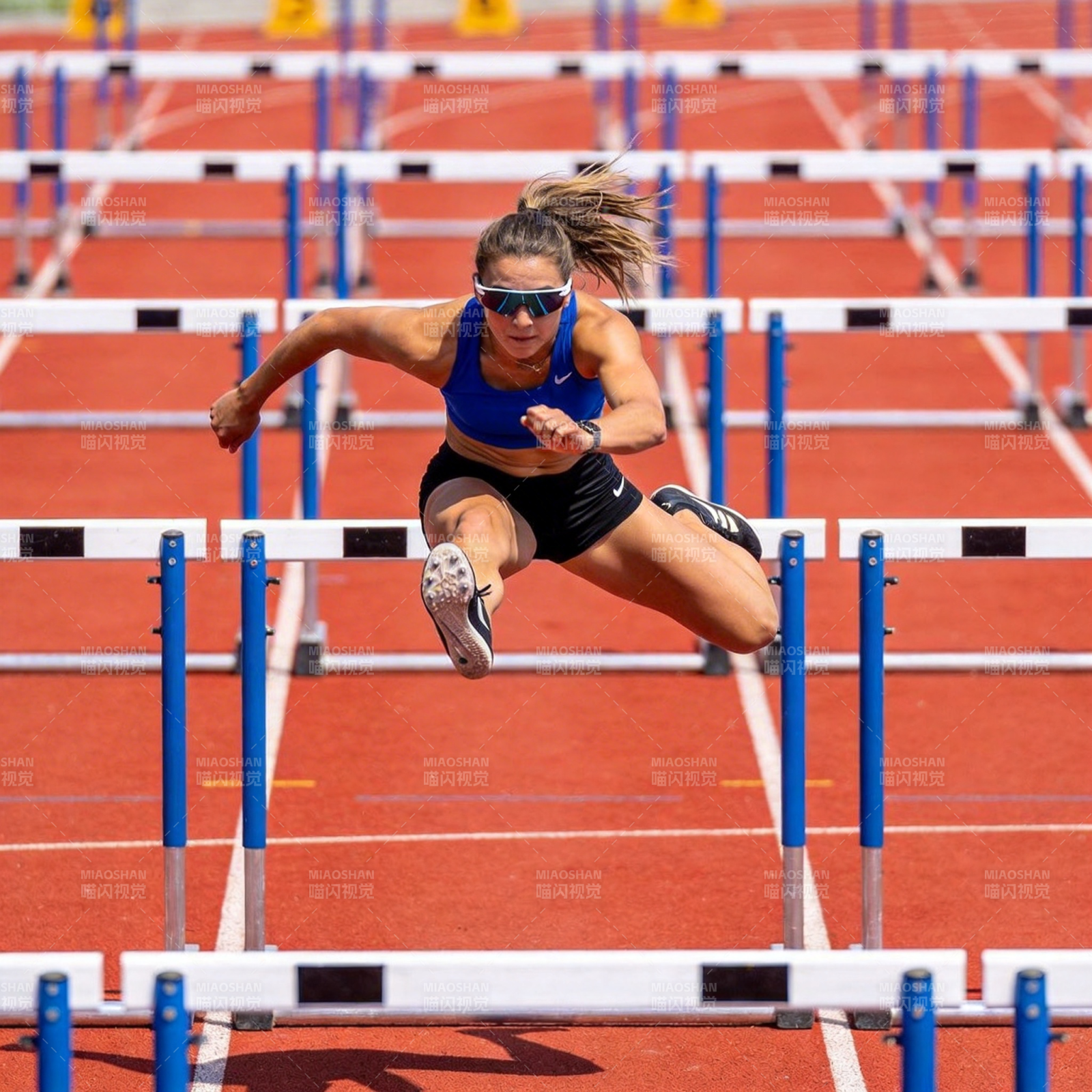 跨栏女将跃过障碍图片