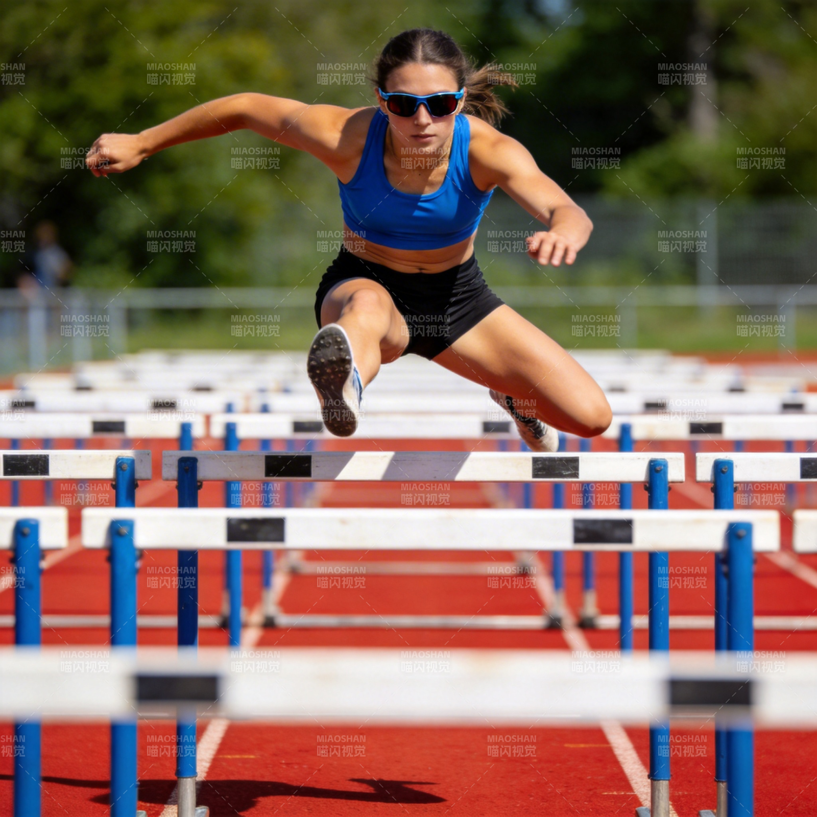跨栏运动员飞跃瞬间图片