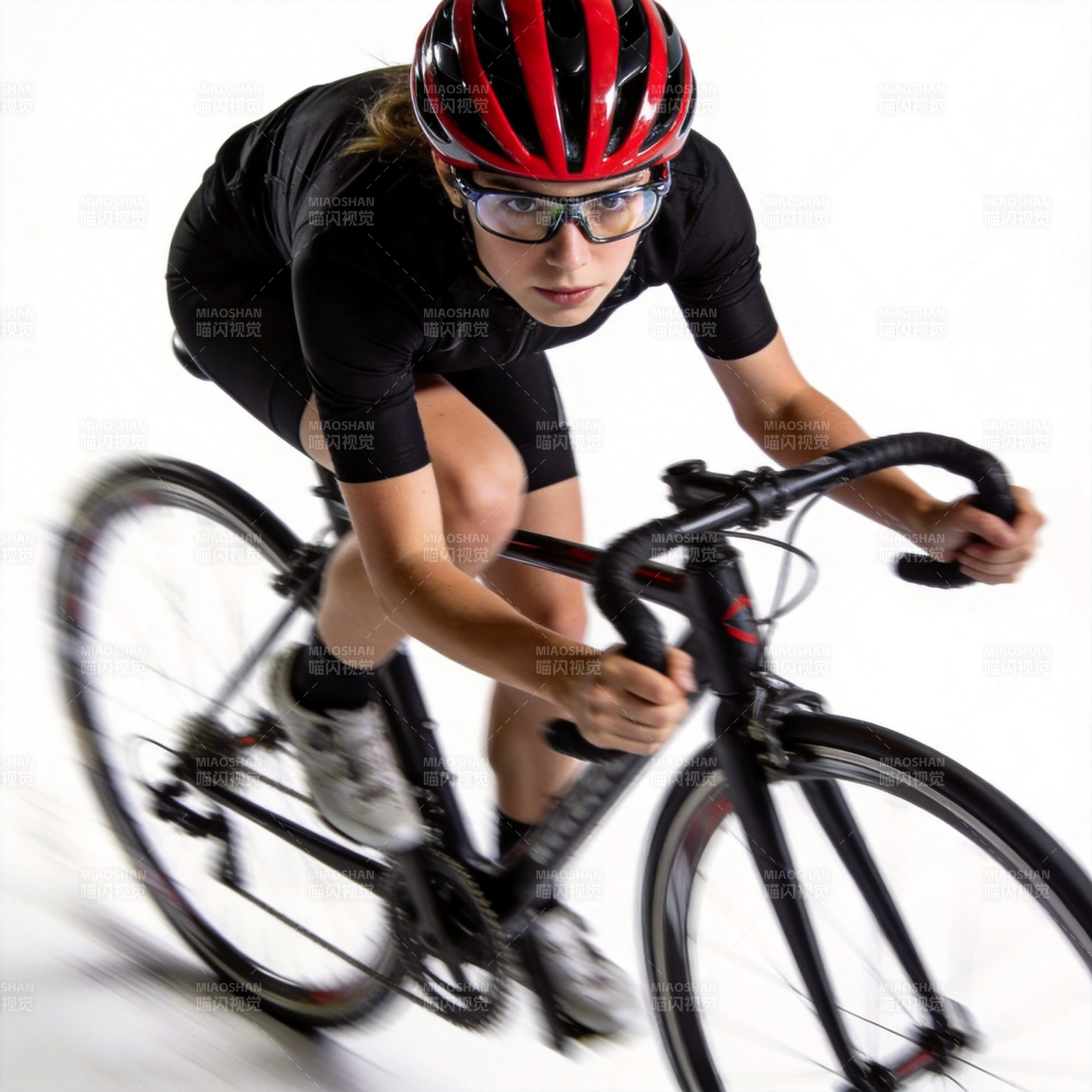 骑行者疾驰瞬间图片