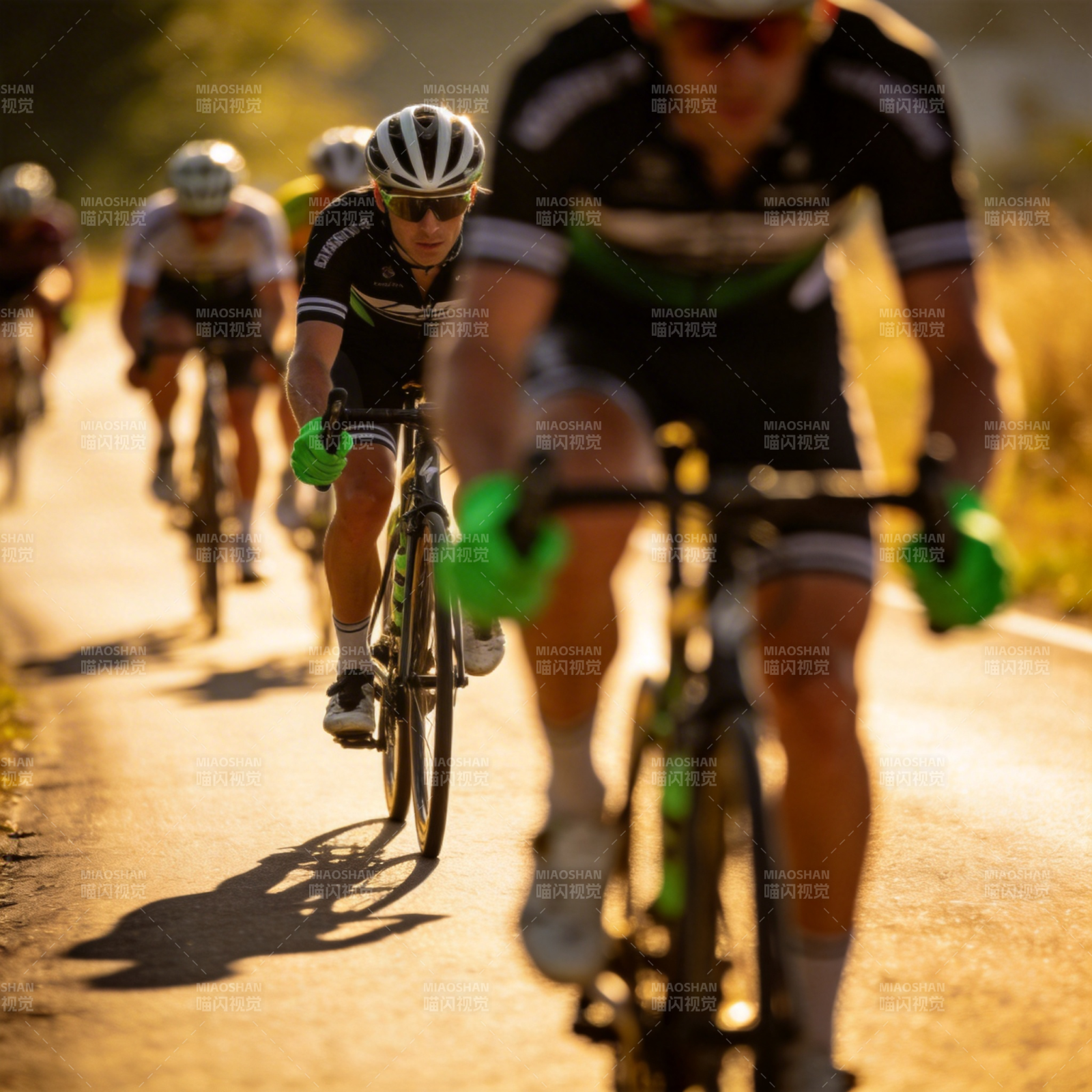 骑行竞速瞬间图片