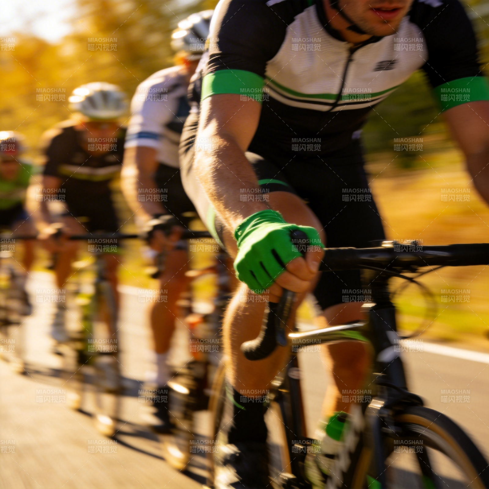 骑行竞速瞬间图片