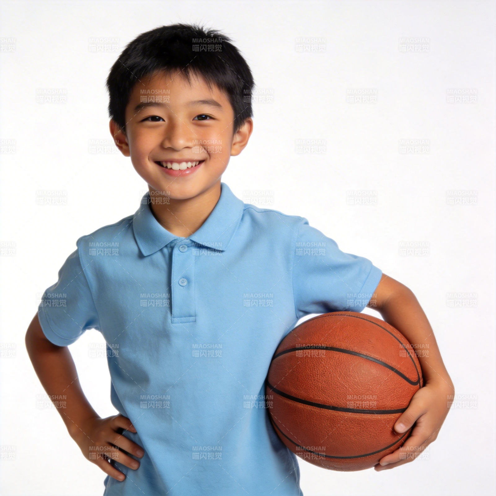 男孩与篮球图片