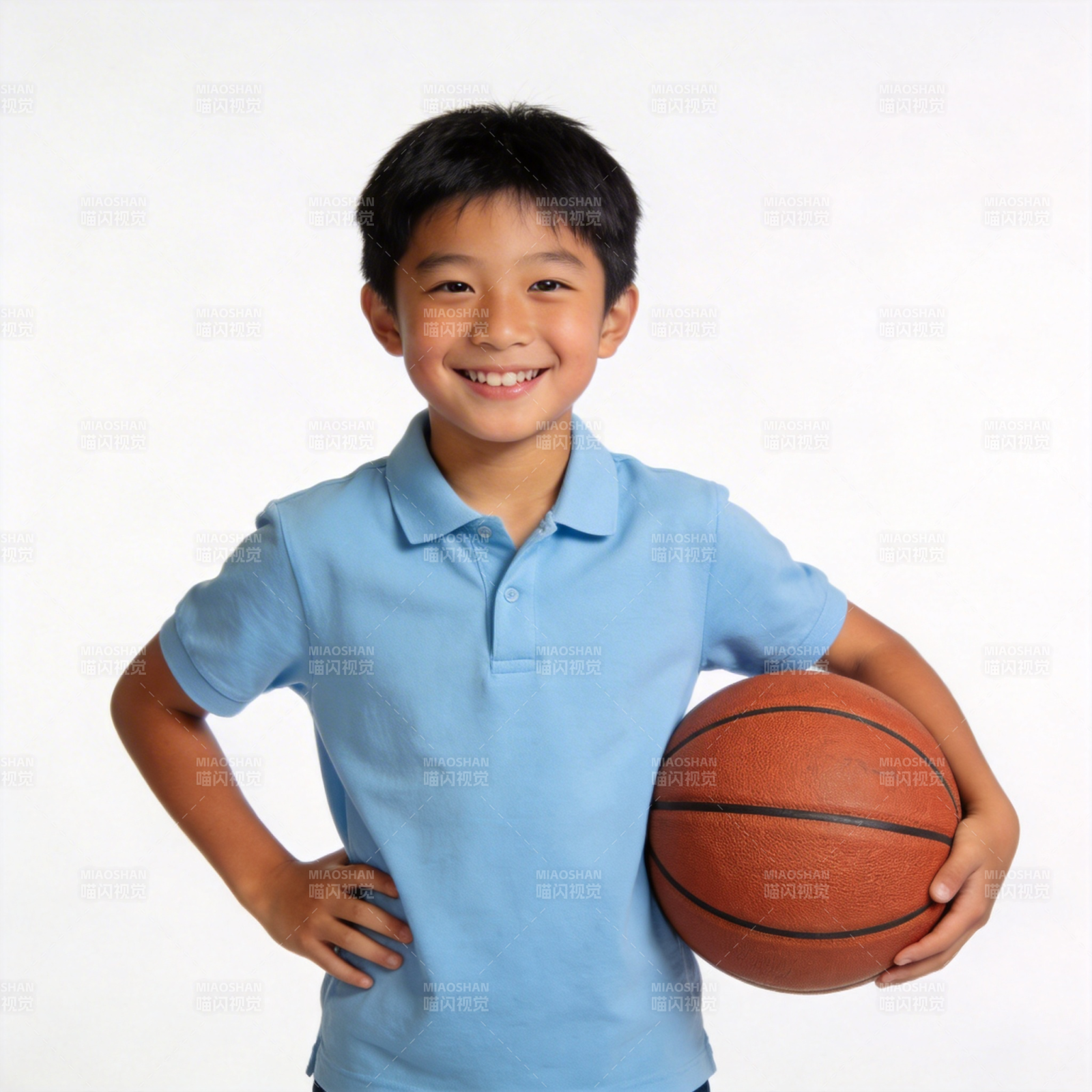 少年持篮球微笑图片
