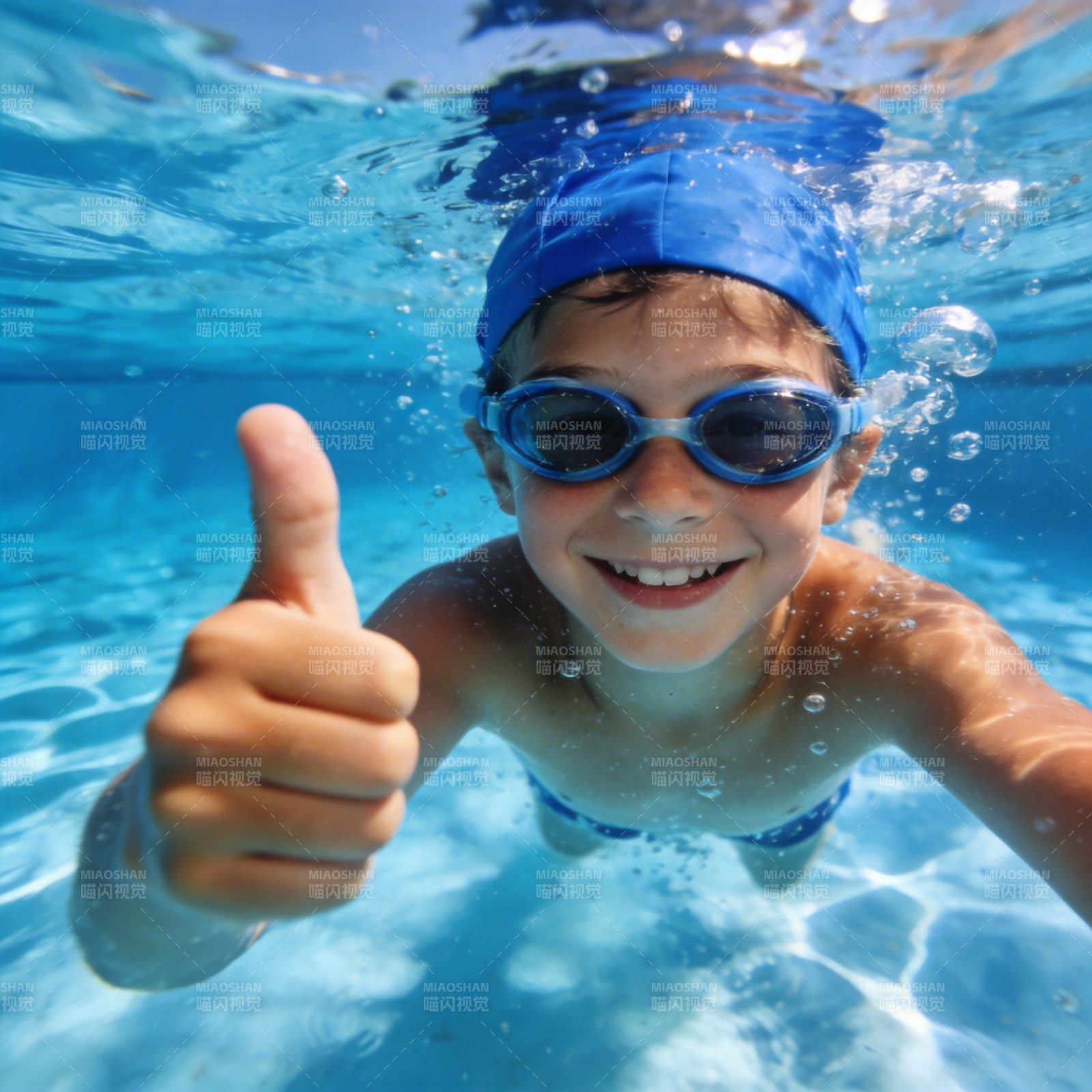 水中畅游 点赞微笑图片
