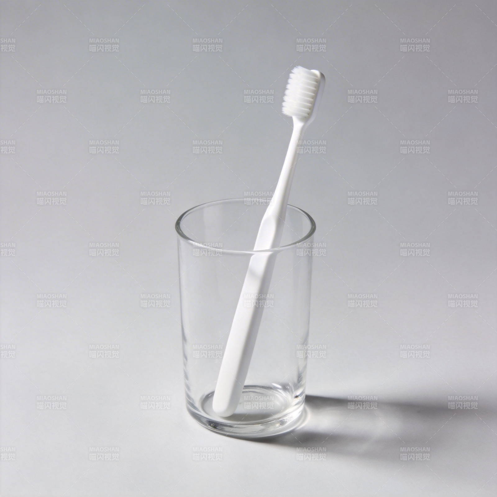 牙刷与透明杯图片