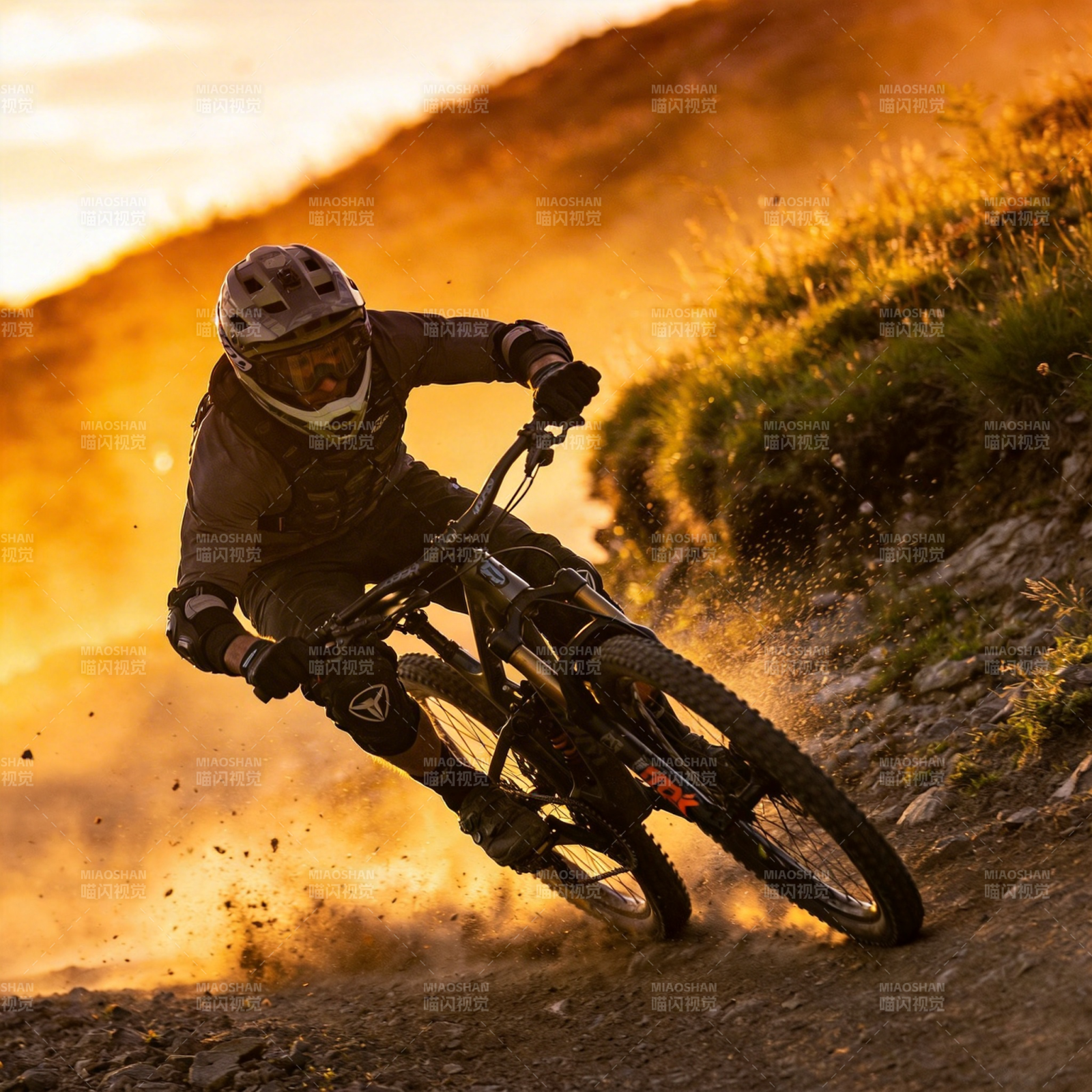 山地骑行 夕阳疾驰图片