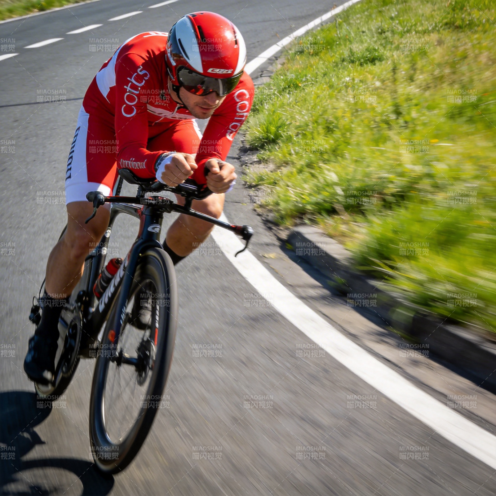 骑行者疾驰公路图片