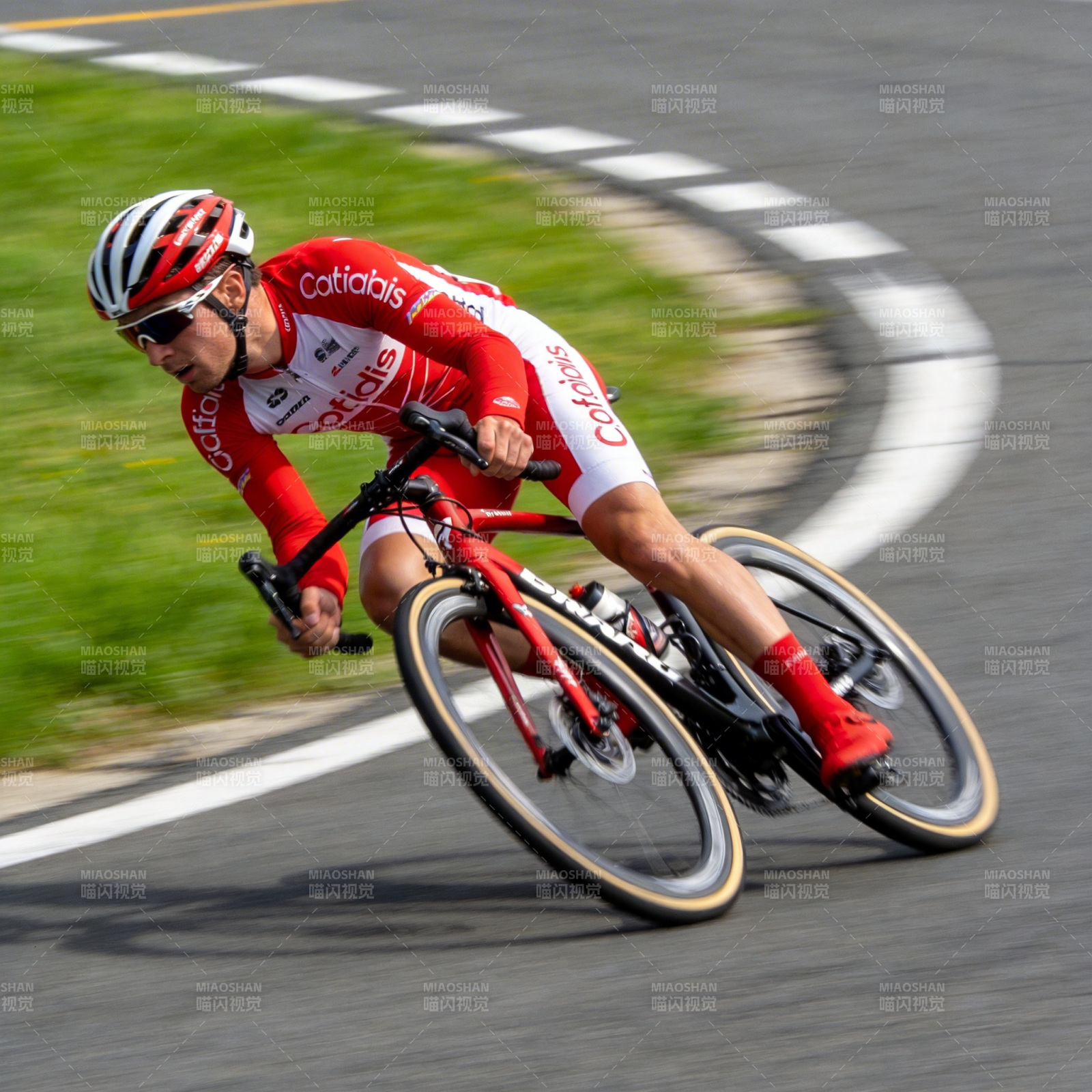 骑行者疾驰赛道图片