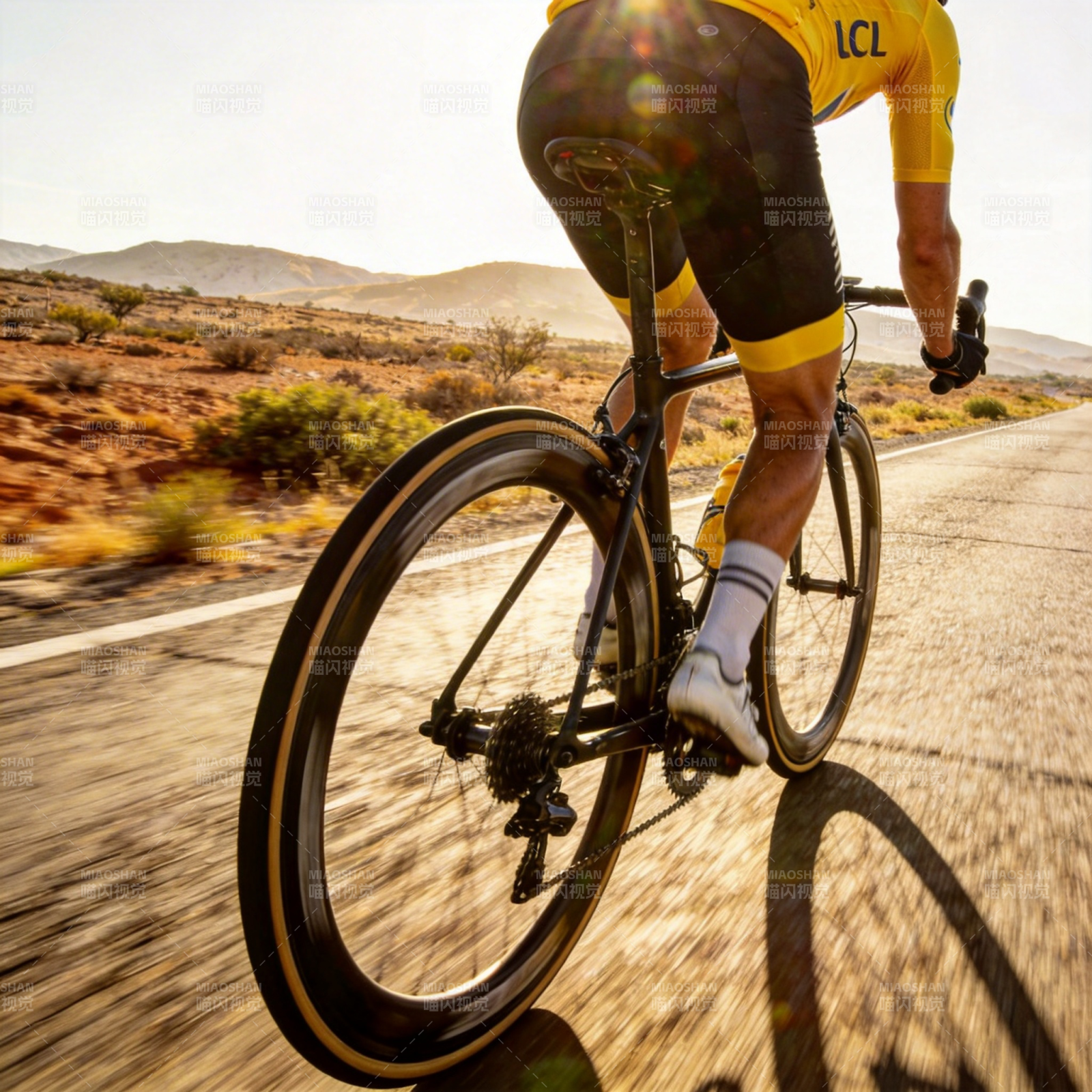 骑行者疾驰于荒漠公路图片