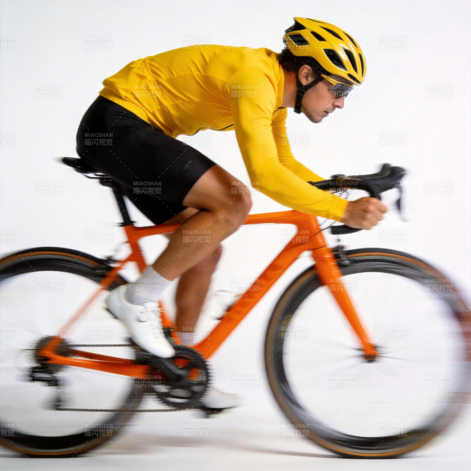 骑行者疾驰瞬间图片