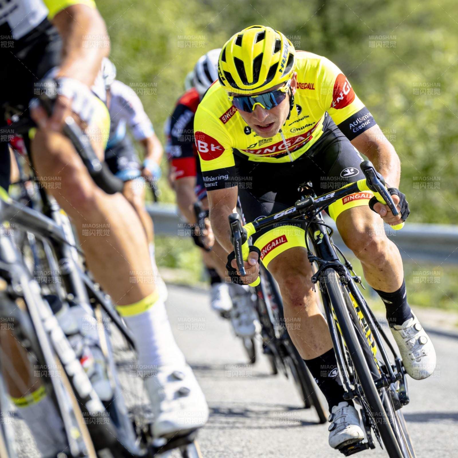 骑行竞速瞬间图片