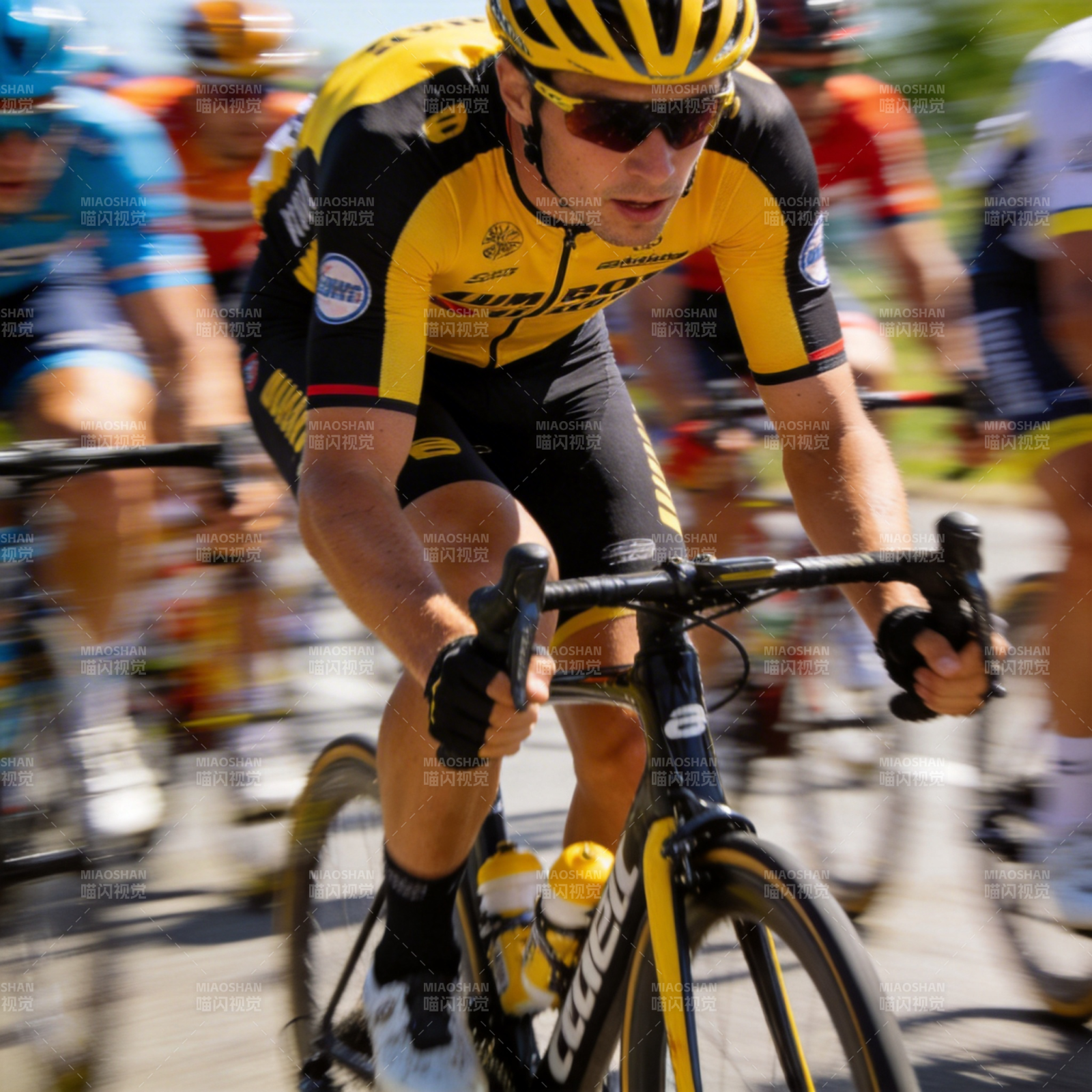 骑行竞速瞬间图片