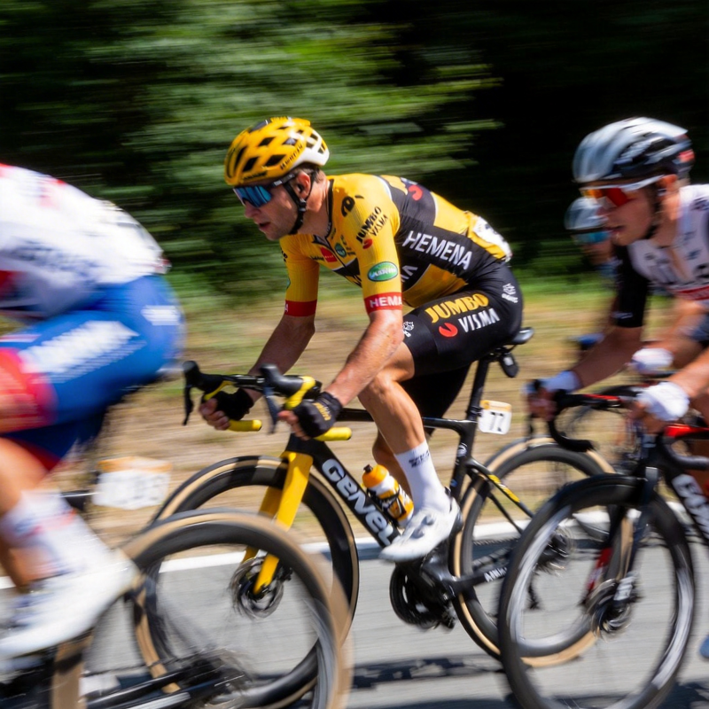 骑行竞速瞬间图片