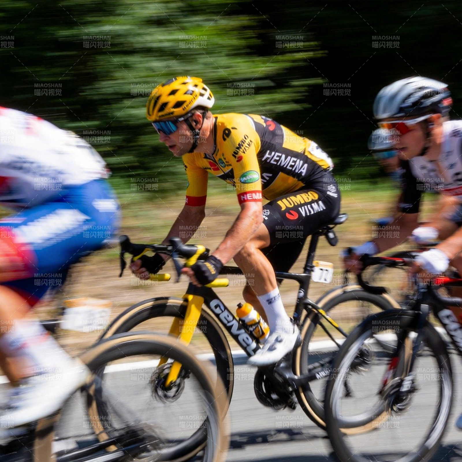 骑行竞速瞬间图片