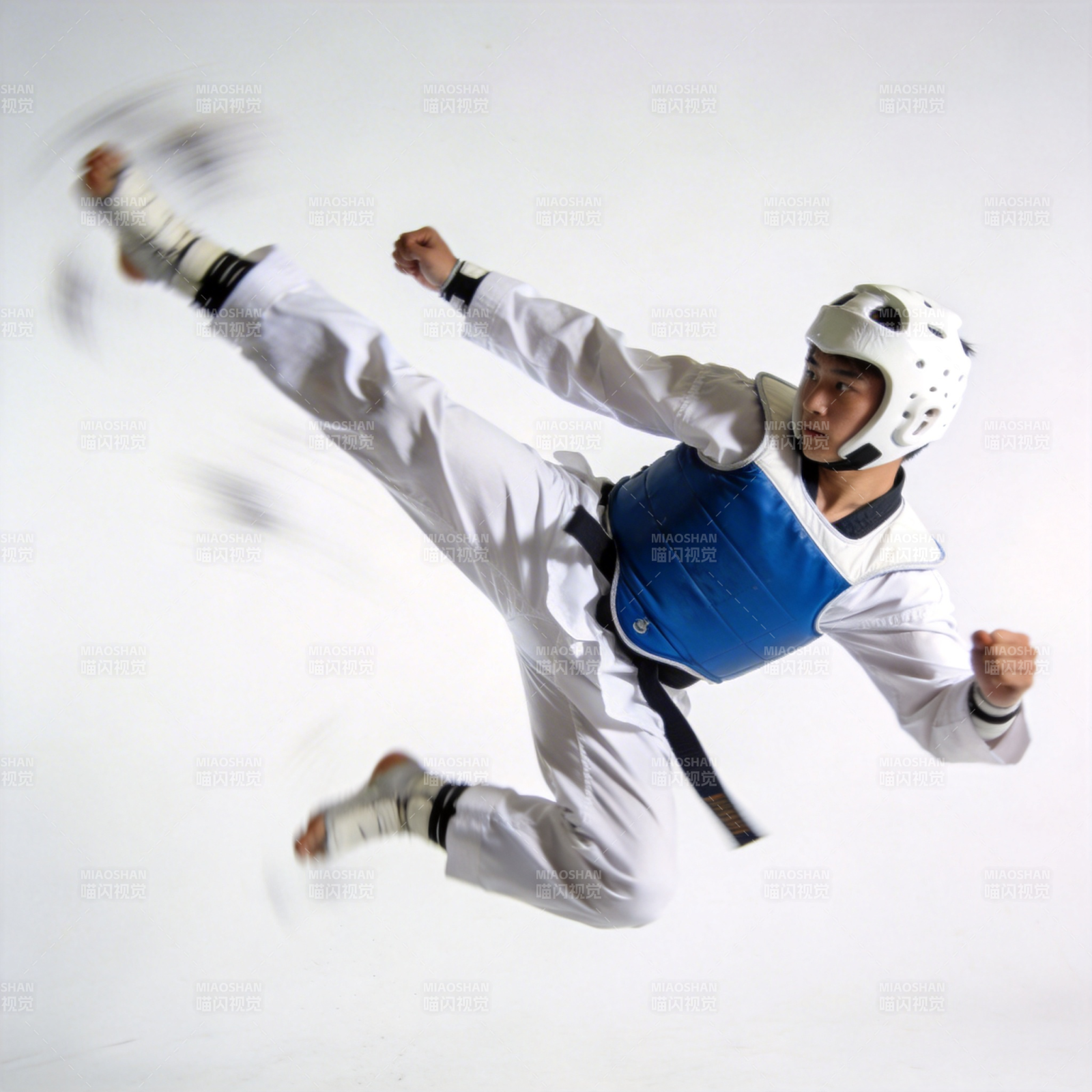 跆拳道高手腾空踢击图片
