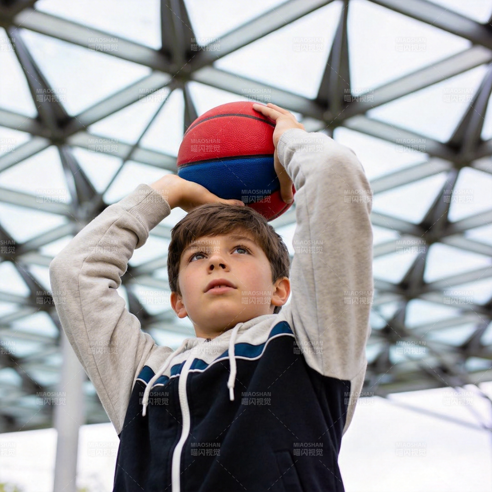 少年投篮瞬间图片